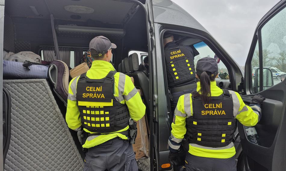 Celníci při kontrole